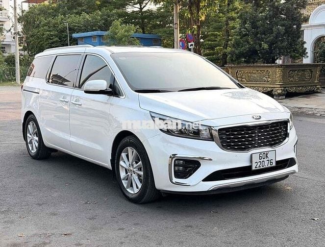 Kia Sedona Full Option 2019 màu trắng.