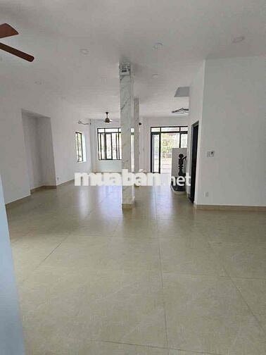 Cho thuê nguyên căn Biệt thự làm VP công ty MT đường Phạm Văn Đồng