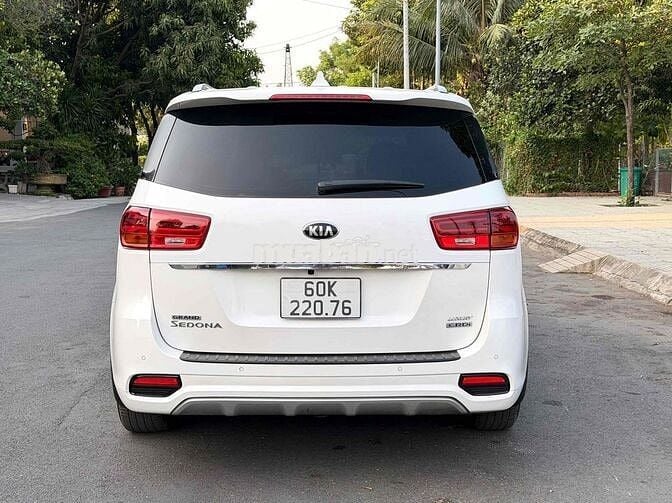 Kia Sedona Full Option 2019 màu trắng.