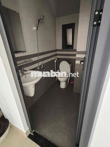 Cho thuê nguyên căn Biệt thự làm VP công ty MT đường Phạm Văn Đồng