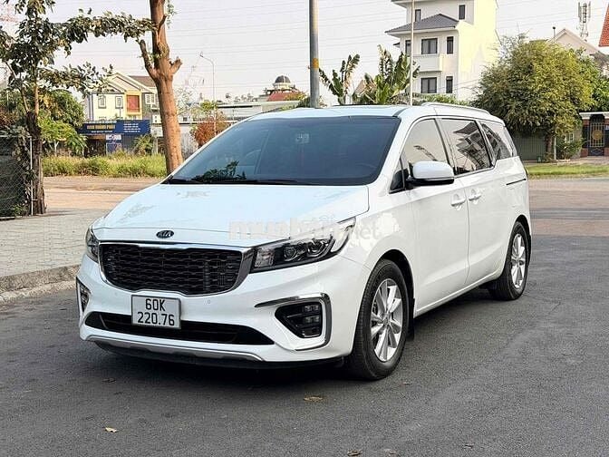 Kia Sedona Full Option 2019 màu trắng.