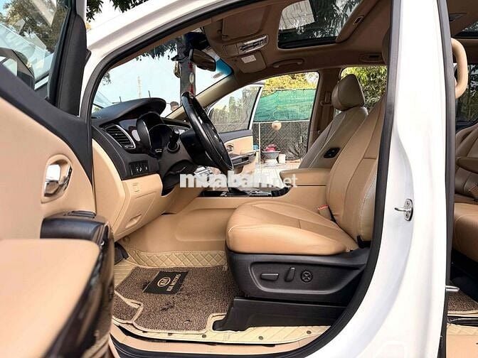 Kia Sedona Full Option 2019 màu trắng.