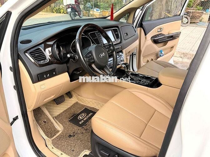 Kia Sedona Full Option 2019 màu trắng.