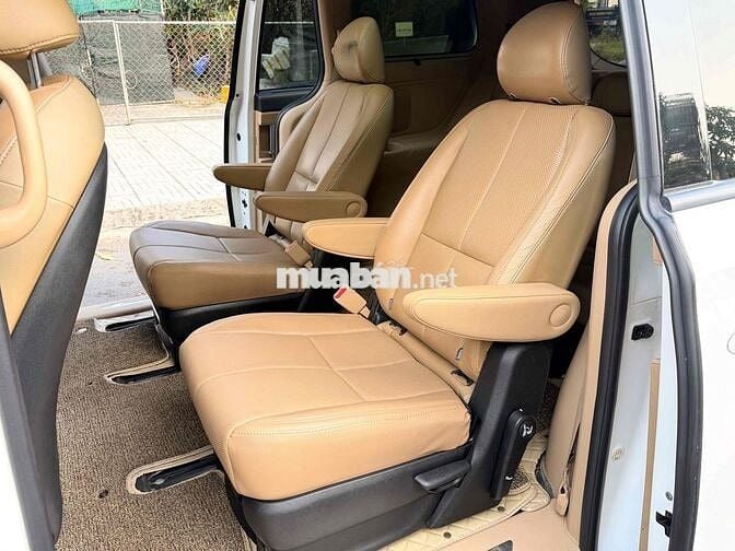 Kia Sedona Full Option 2019 màu trắng.