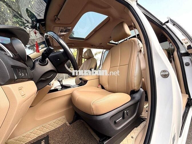 Kia Sedona Full Option 2019 màu trắng.