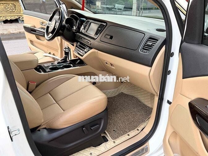 Kia Sedona Full Option 2019 màu trắng.