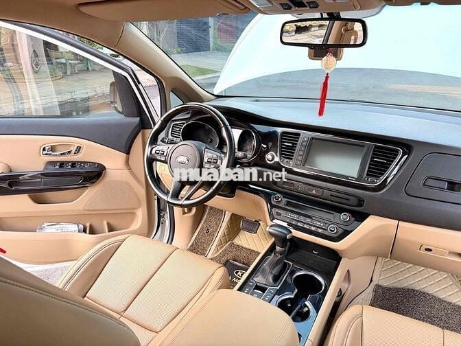 Kia Sedona Full Option 2019 màu trắng.