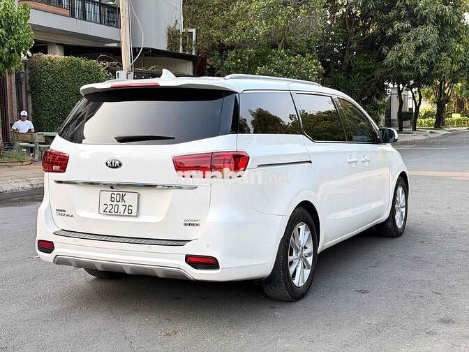 Kia Sedona Full Option 2019 màu trắng.