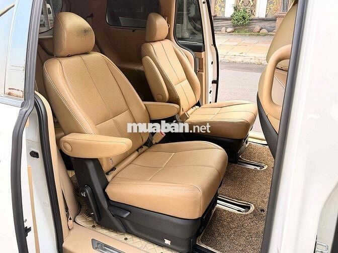 Kia Sedona Full Option 2019 màu trắng.