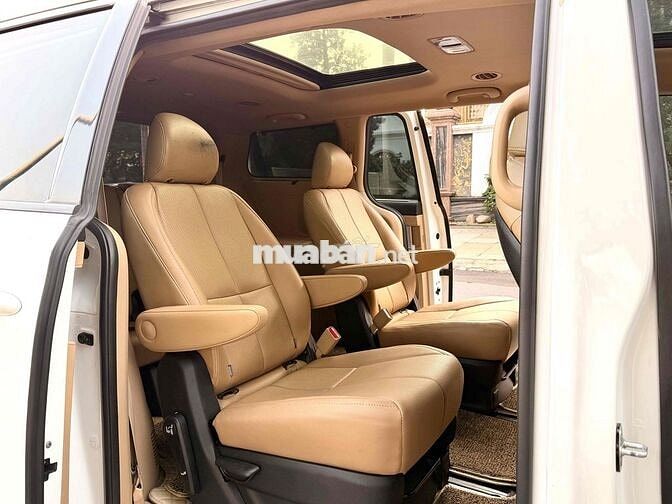 Kia Sedona Full Option 2019 màu trắng.
