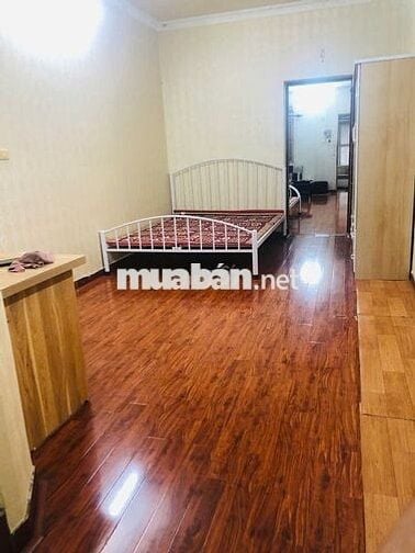 Chính chủ cho thuê căn hộ tập thể tầng 2 ở Phố 8/3