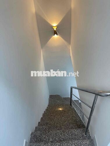 Nhà mới 3,3x5m 2 lầu 2wc có ban công rộng