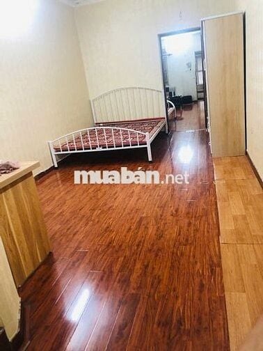 Chính chủ cho thuê căn hộ tập thể tầng 2 ở Phố 8/3
