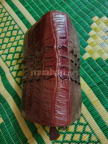 Cần bán ví da cá sấu thật 100% mới 100% màu đỏ