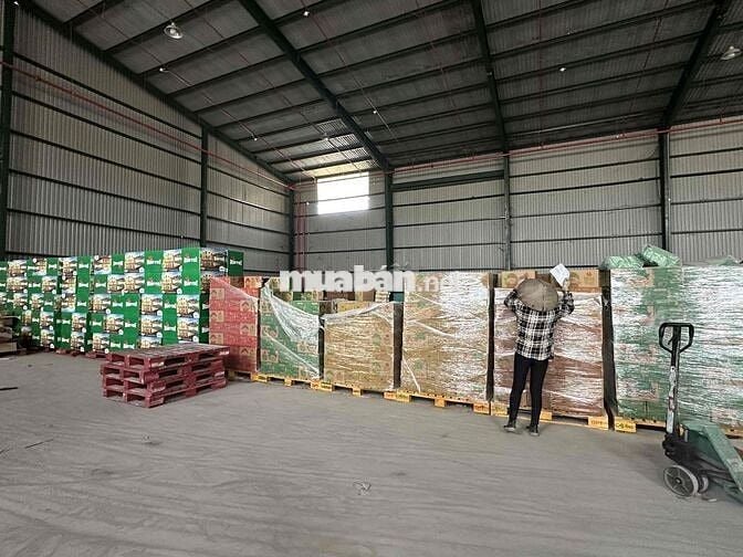 Nhân viên bán hàng các dòng nước ngọt trà