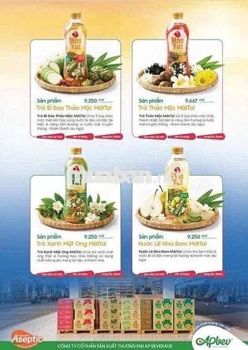 Nhân viên bán hàng các dòng nước ngọt trà