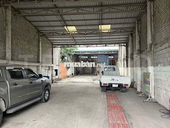 Kho xưởng bãi 475 m² có sẵn cầu nâng xe,mặt tiền đường Trương Văn Diễn