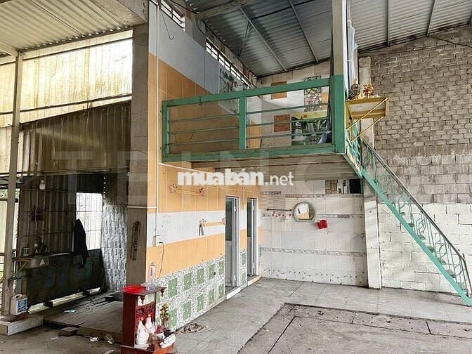 Kho xưởng bãi 475 m² có sẵn cầu nâng xe,mặt tiền đường Trương Văn Diễn