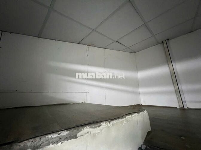 tầng trệt có gát lửng DT khoảng 22 m2 , vệ sinh riêng, lối riêng