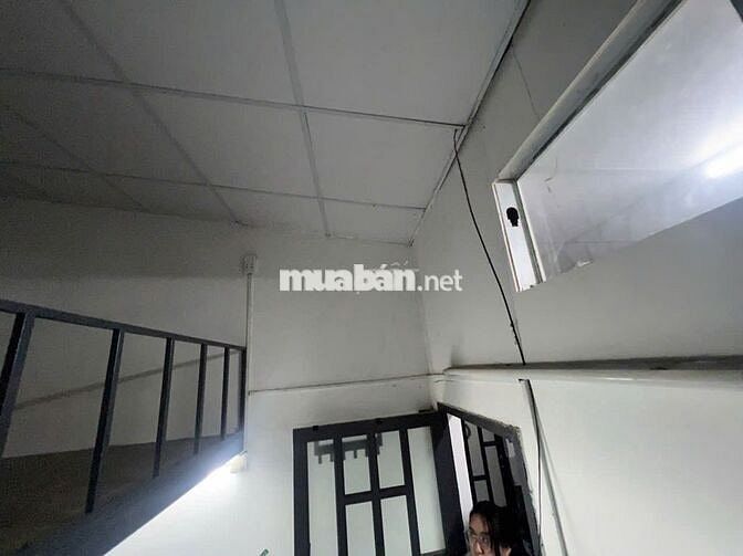 tầng trệt có gát lửng DT khoảng 22 m2 , vệ sinh riêng, lối riêng