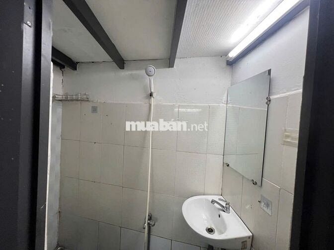 tầng trệt có gát lửng DT khoảng 22 m2 , vệ sinh riêng, lối riêng
