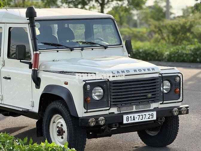 Land Rover Defender 5 chỗ màu Trắng