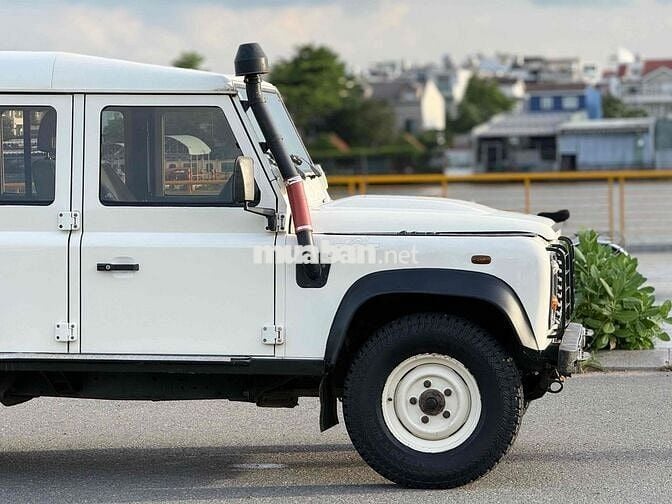 Land Rover Defender 5 chỗ màu Trắng