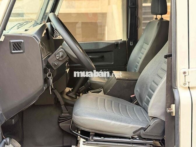 Land Rover Defender 5 chỗ màu Trắng