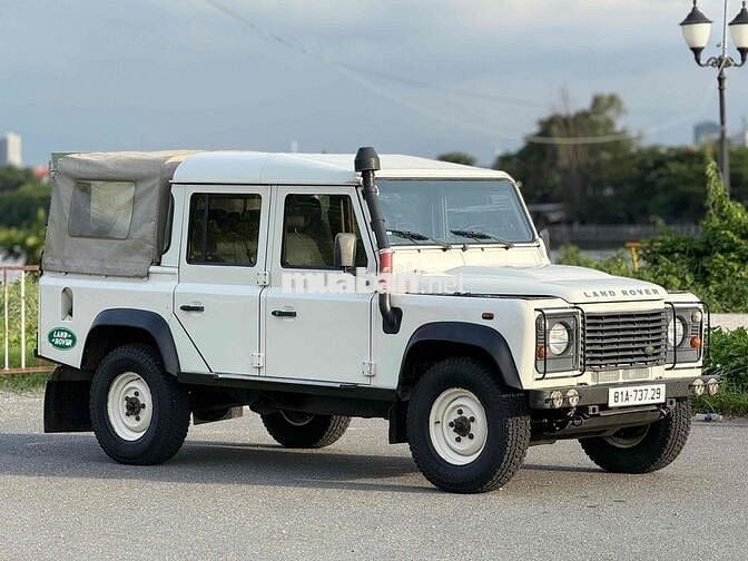 Land Rover Defender 5 chỗ màu Trắng