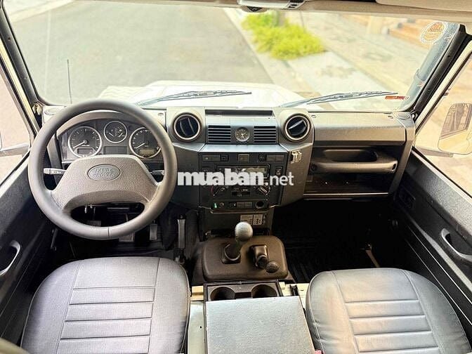 Land Rover Defender 5 chỗ màu Trắng