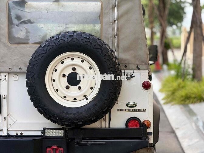 Land Rover Defender 5 chỗ màu Trắng