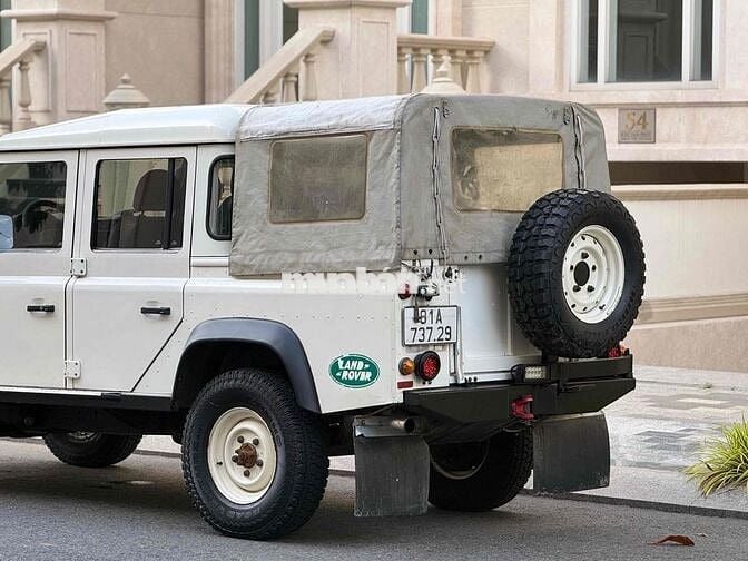 Land Rover Defender 5 chỗ màu Trắng