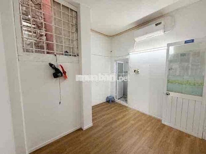 CHỈ 2tr5 1 căn studio có máy lạnh sẵn và lót sàn tone sáng