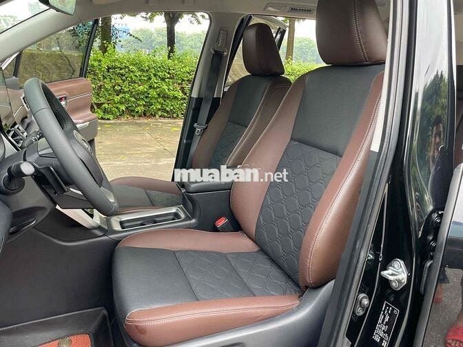 Toyota Innova Cross V 2025 Đen 1.4 vạn