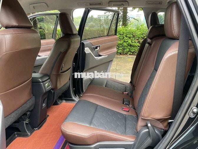 Toyota Innova Cross V 2025 Đen 1.4 vạn
