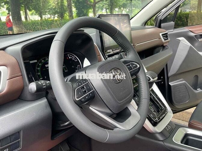 Toyota Innova Cross V 2025 Đen 1.4 vạn