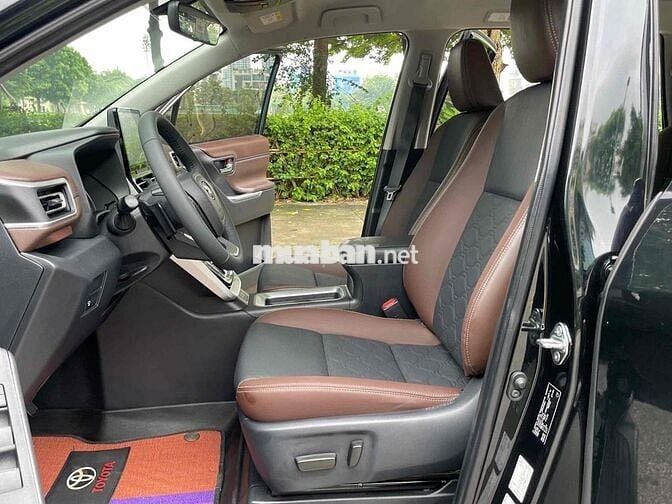Toyota Innova Cross V 2025 Đen 1.4 vạn