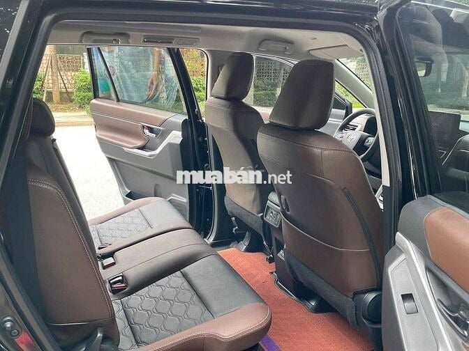 Toyota Innova Cross V 2025 Đen 1.4 vạn