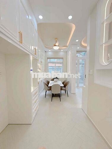 “Triệu hạt mưa rơi không hạt nào rơi nhầm chỗ. Giữa muôn vàn căn nhà,