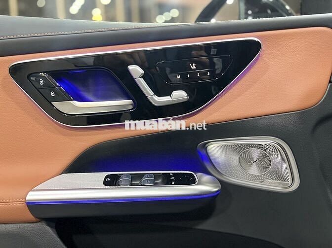 Mercedes GLC300 Đen - Model 2025 chính hãng