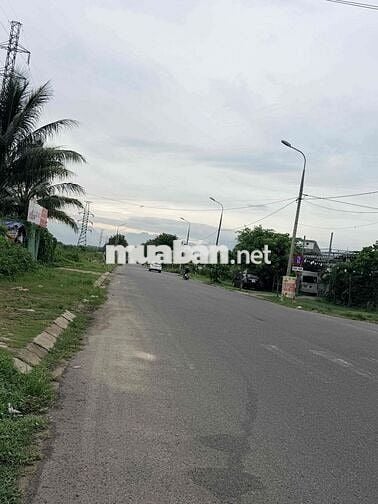 Nằm ngay trên trục đường 10.5  m}, khu dân cư dân trí cao, an ninh tốt