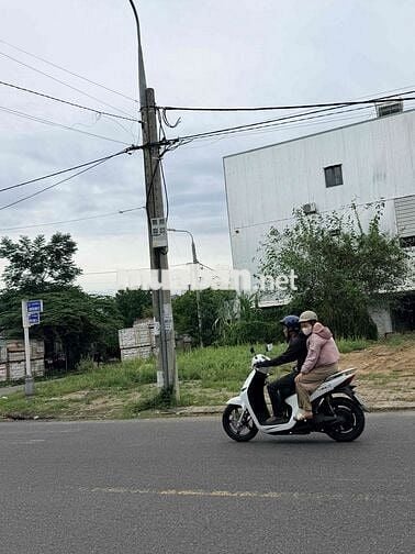 Nằm ngay trên trục đường 10.5  m}, khu dân cư dân trí cao, an ninh tốt