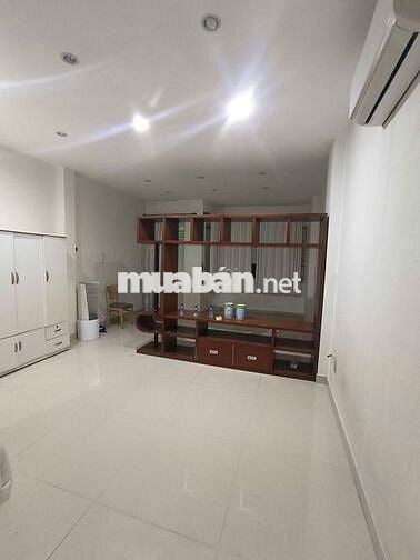 Phòng rộng rãi, thoáng mát, 40m2, có máy lạnh, nội thất cơ bản