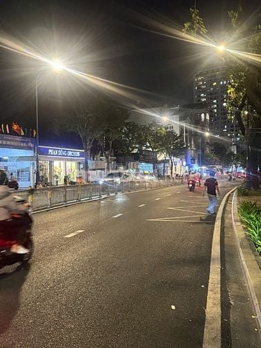Mặt tiền Bến Vân Đồn, vị trí đẹp, khu đất hiểm, 317m2 giá 140 tỷ