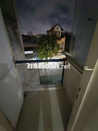 Phòng rộng rãi, thoáng mát, 40m2, có máy lạnh, nội thất cơ bản