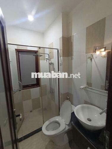 Phòng rộng rãi, thoáng mát, 40m2, có máy lạnh, nội thất cơ bản