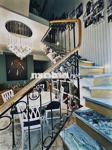 Cho thuê Penthouse Star Hill - sân vườn to- 242m2 - Nhà đẹp -61 tr/ th