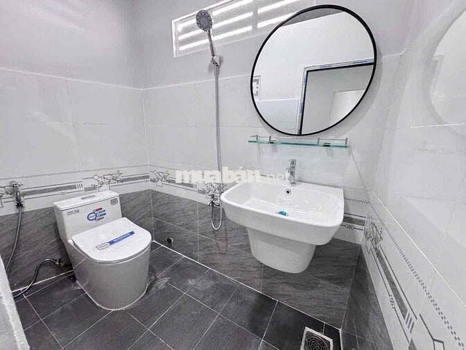 Bán Nhà 2 Tầng gần Siêu Thị Coopmart, ra Biển 3’ đi xe. Giá: 2tỷ990tr