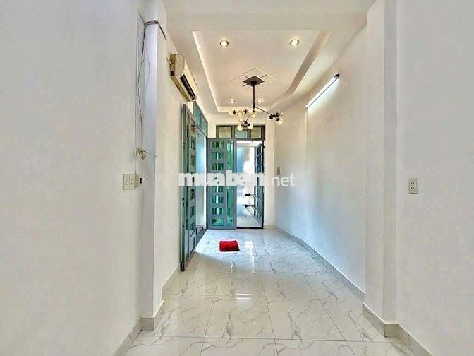 nhà hẻm xe  hơi có sân xe, 13tr còn bớt