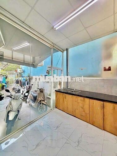 nhà hẻm xe  hơi có sân xe, 13tr còn bớt